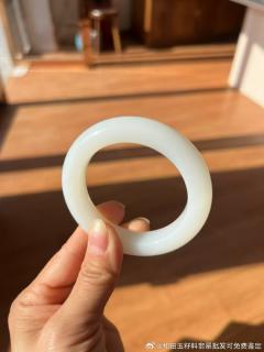 和田玉白玉手镯随拍,脂白温润,肉质细腻,玉质干净通透,上手油润感十足